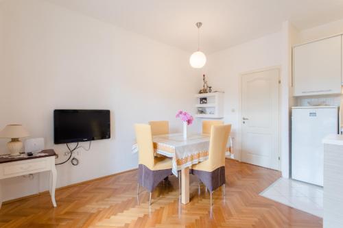 One-Bedroom Apartment with Terrace image 5