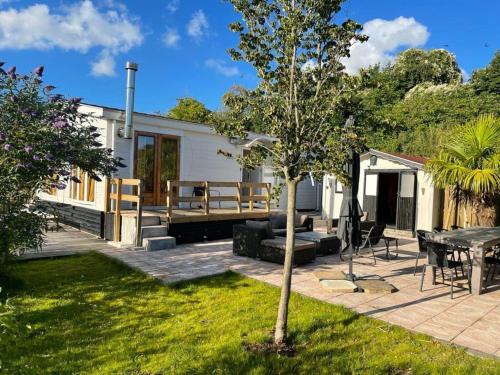  Idyllic holiday home in Ooltgensplaat on the water, Ferienwohnung in Ooltgensplaat