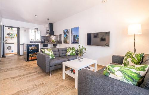 Nice home in Torrevieja w/ Outdoor swimming pool WiFi and Outdoor swimming pool - image 11