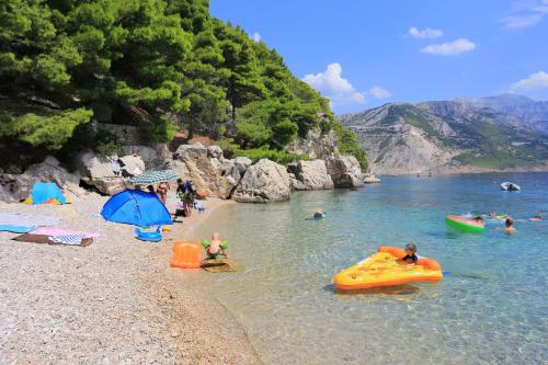 Apartments by the sea Pisak, Omis - 13716