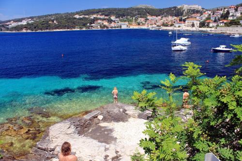 Apartments by the sea Hvar - 15401 - image 4