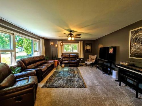 Ultra Comfy, Spotless & Spacious, Private Home in Boyne, Dogs Ok, Walk to Town thumb 2