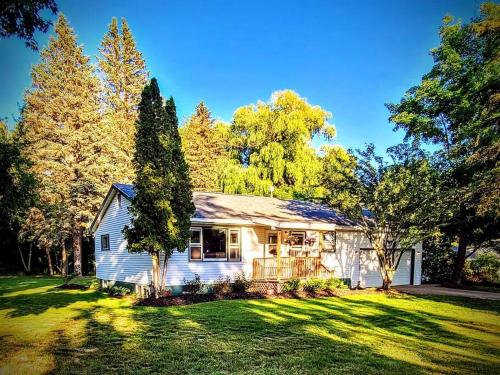 Cozy and Spacious - Dogs OK - Boyne City 1mi - Boyne Mountain 8mi in Boyne City, USA