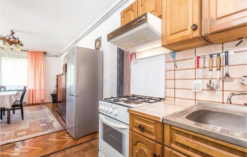 مطبخ, Beautiful Home In Plaski in Plaski