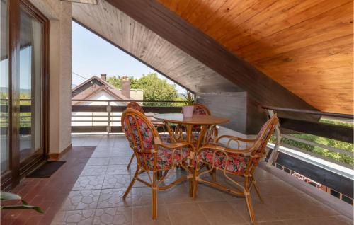 شرفة/ تراس, Beautiful Home In Plaski in Plaski