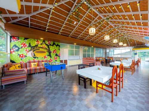 Restaurant, The Hosteller Coorg Madikeri in Coorg