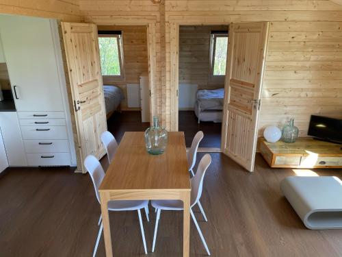 Vakantiehuisje met keuken, 2 slaapkamers en woonkamer in Zwiggelte