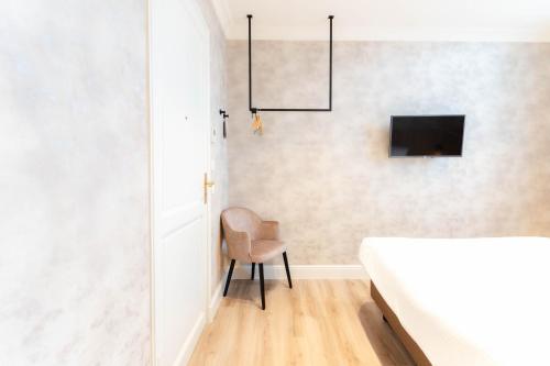 Standard Double Room image 7