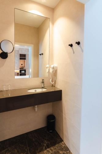 Standard Double Room image 9