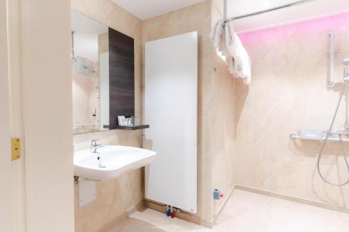 Standard Twin Room image 8