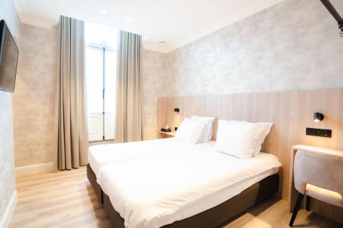 Standard Twin Room image 6