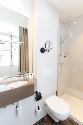 Standard Double Room image 10