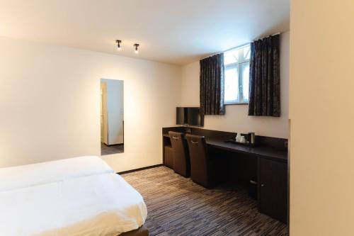 Standard Twin Room image 4