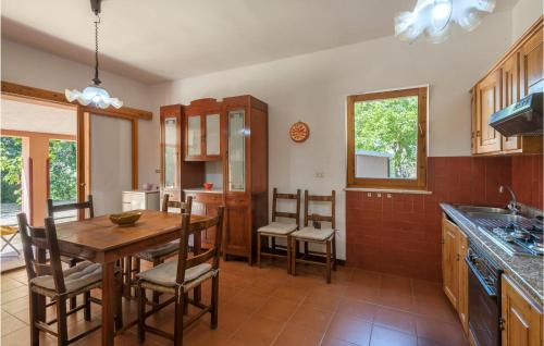 Konyha, Gorgeous Home In Ponzano Di Fermo in Ponzano Di Fermo
