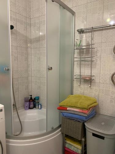 2 bedrooms, 5 beds