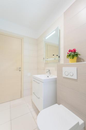 One-Bedroom Apartment with Terrace and Sea View image 9