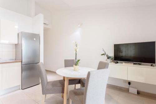 One-Bedroom Apartment with Terrace and Sea View image 4