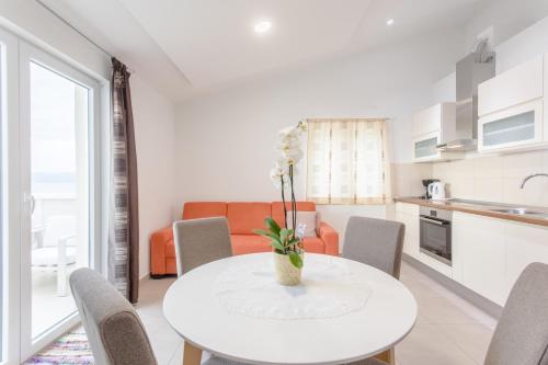 One-Bedroom Apartment with Terrace and Sea View image 3