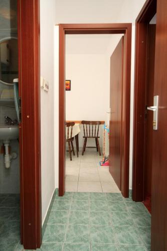 Apartments and rooms with parking space Hvar - 8717 - image 7