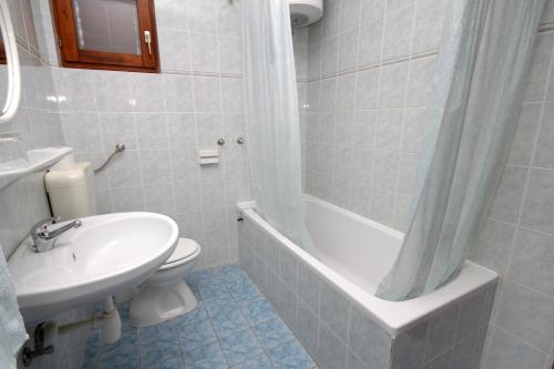 Apartments and rooms with parking space Hvar - 8717 - image 11