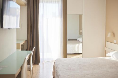 1 queen bed, 1 twin bed