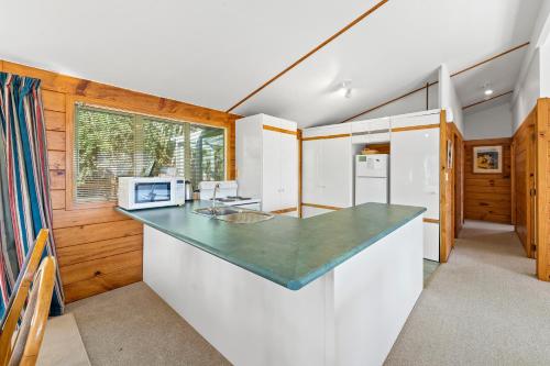 Tampilan eksterior, Seaview, Sun and Surf - Piha Holiday Home in Piha