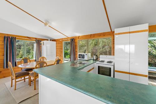 Tampilan eksterior, Seaview, Sun and Surf - Piha Holiday Home in Piha