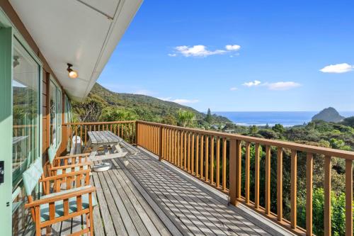 Seaview, Sun and Surf - Piha Holiday Home