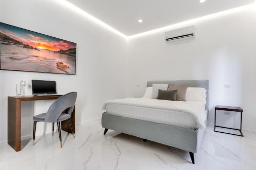 The Crown Black and White rooms Room Type - Standard King Room