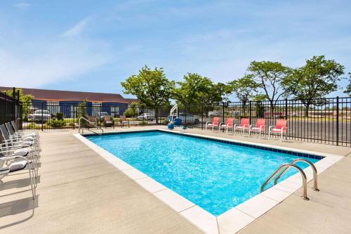 Super 8 by Wyndham Lenexa Overland Park Area/Mall Area in Lenexa, USA