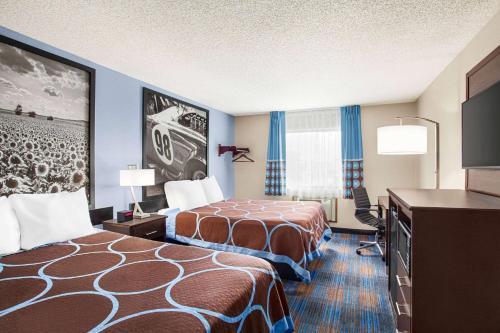 Super 8 by Wyndham Lenexa Overland Park Area/Mall Area