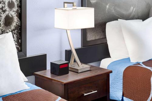 Super 8 by Wyndham Lenexa Overland Park Area/Mall Area Super 8 by Wyndham Lenexa Overland Park Area/Mall Area