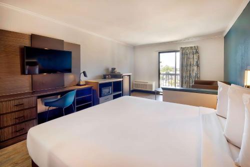 Baymont by Wyndham LAX/Lawndale - image 12