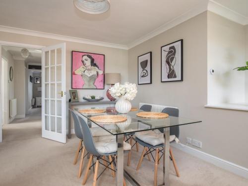 Pass the Keys Stylish 2 Bedroom Flat Apartment with Free Parking in Windsor, Windsor (fotografie 3)