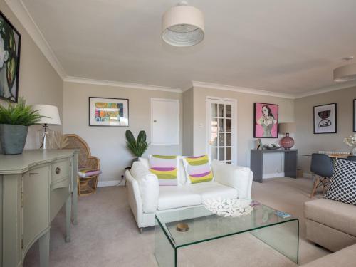 Pass the Keys Stylish 2 Bedroom Flat Apartment with Free Parking in Windsor, Windsor (fotografie 5)