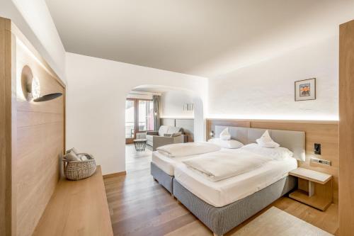 1 queen bed, 1 sofa bed
