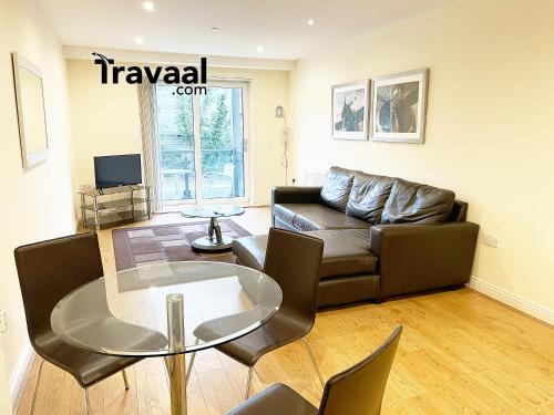 Travaal.©om - 2 Bed Serviced Apartment Farnborough - Farnborough