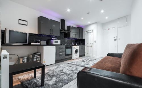 Whitechapel Grand - image 6