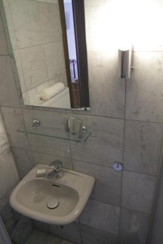 Apado-Hotel garni - image 4