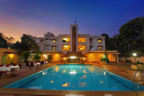 Swimming pool, Quality Airport Hotel in Cochin International Airport