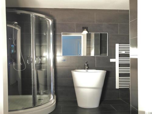 Studio Apartment Top 3 image 7