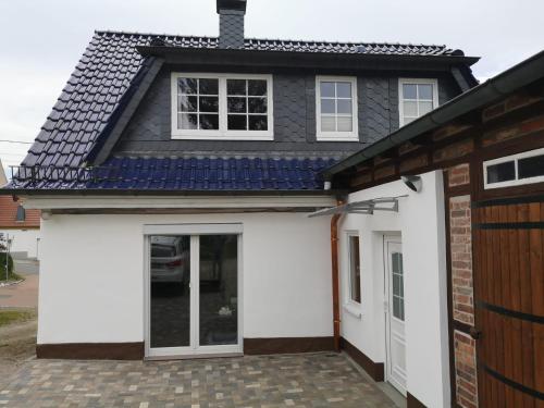 Ferienhaus Blaue Blume mit 11 kW Ladestation, Kamin, Terrasse, eingezäuntem Garten, Sauna, WLAN, Netflix, 2 Hunde willkommen!