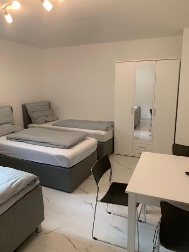1 double bed, 2 twin beds
