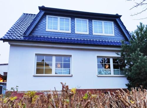 Ferienhaus Blaue Blume mit 11 kW Ladestation, Kamin, Terrasse, eingezäuntem Garten, Sauna, WLAN, Netflix, 2 Hunde willkommen!