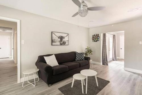 4 Bed 3 Bath House, Spacious, Smart TVs in all rooms, Whole house to yourself in Garland, USA