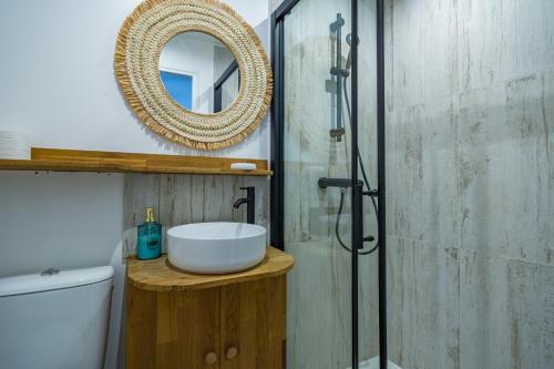 Bathroom, Luxury California Dream Porte de paris, avec bar et cheminee in Le Coudray Montceaux