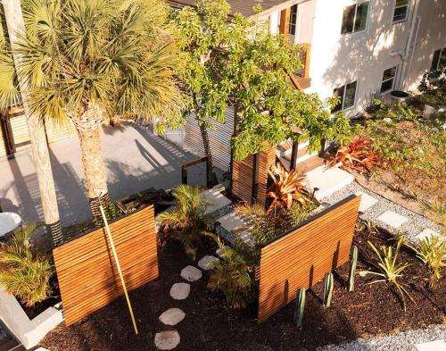 Garden, Newly Renovated Luxury Apt + Steps Away from River in Rockledge