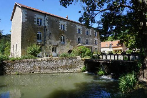 Le Moulin de Moquesouris - Chambres d'hôtes et table d'hôte - Chambre d'hôtes - Nazelles-Négron