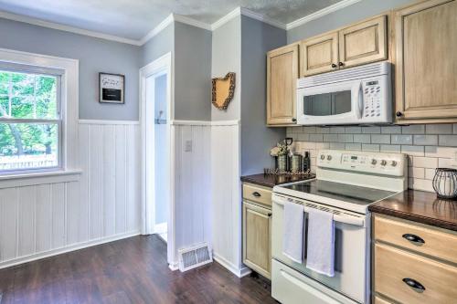 Bright Parma Home w/ Outdoor Space < 10 Mi to Dtwn in بروكلين - أوهايو