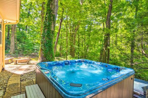 Knobby Creek Cottage with Hot Tub and Grill! in Columbus (NC)